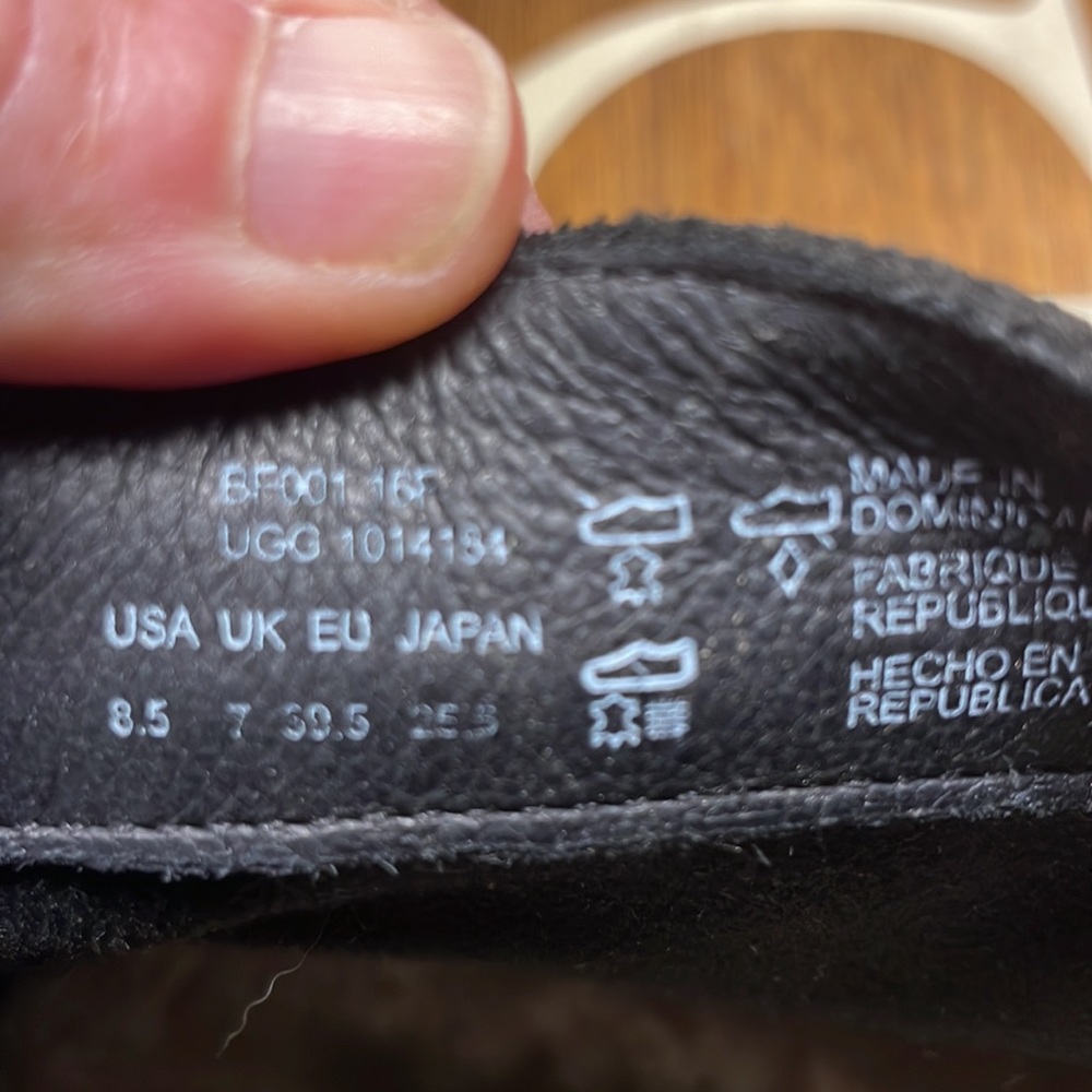 Women's UGG booties. Size 8.5. New - Picture 3 of 7